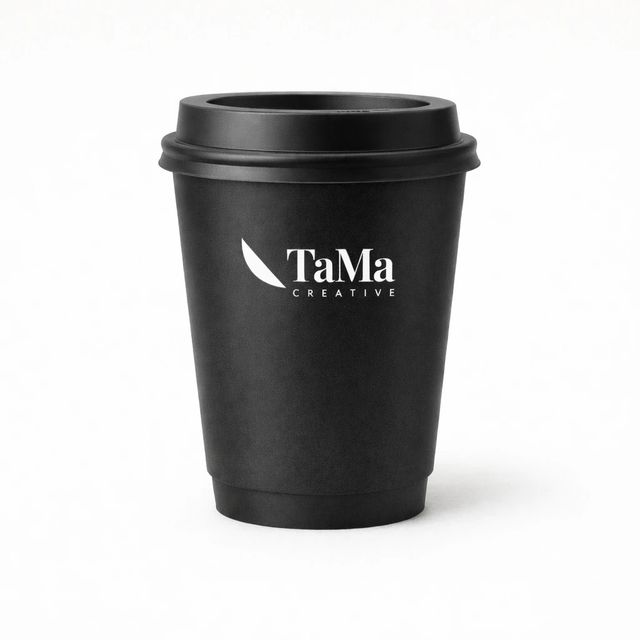 Copo de papel preto com tampa e a marca TaMa em branco.