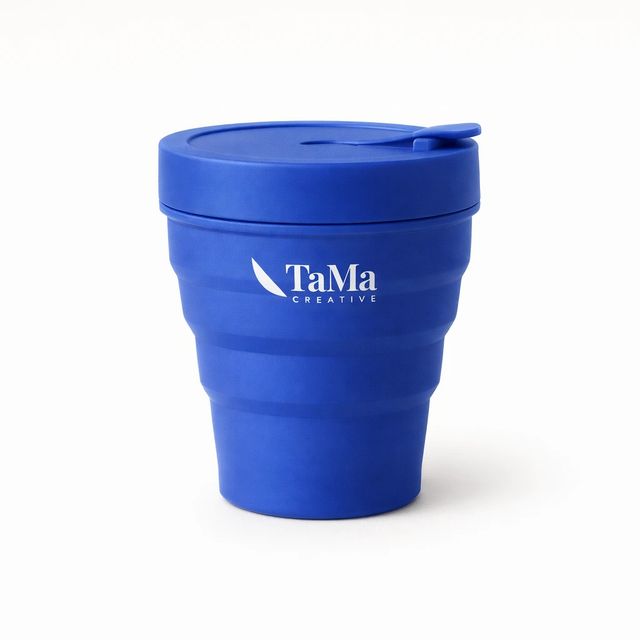 Copo retrátil azul royal com tampa, com a marca TaMa em branco.