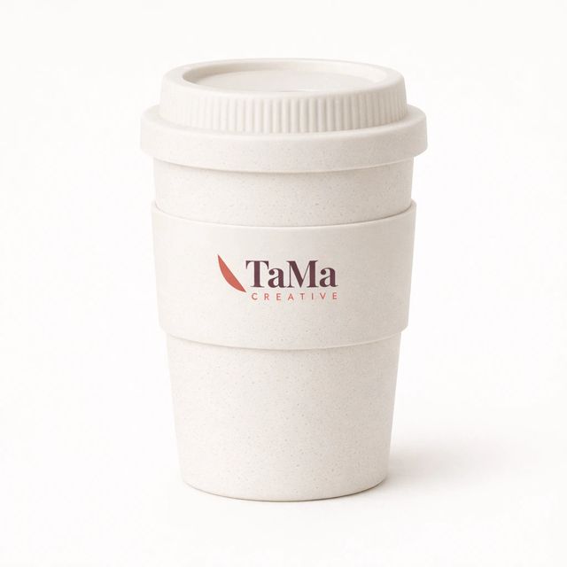 Copo reutilizável cru com tampa e faixa de pegada, com a marca TaMa nas cores oficiais.