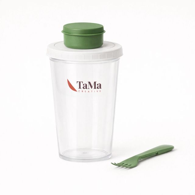 Copo para salada transparente com tampa branca, molheira e garfo verdes, com a marca TaMa nas cores oficiais no corpo.