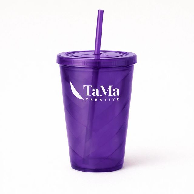 Copo roxo com tampa, canudo e a marca TaMa em branco.