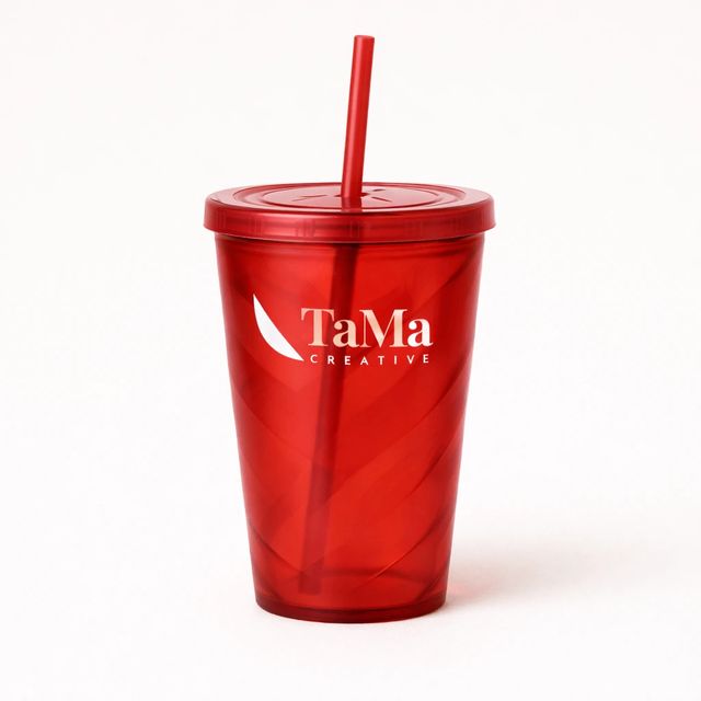 Copo vermelho com tampa, canudo e a marca TaMa em branco.
