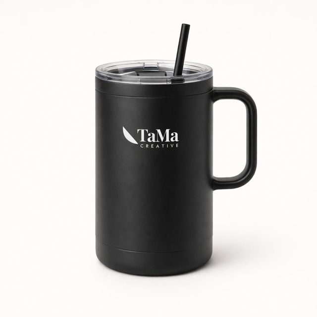 Copo térmico preto com alça, tampa e canudo, com a marca TaMa em branco.