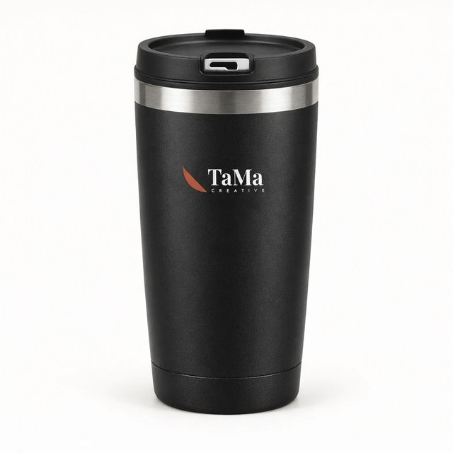 Copo térmico preto com tampa preta com abridor, com a marca TaMa em branco com a folha coral no corpo.