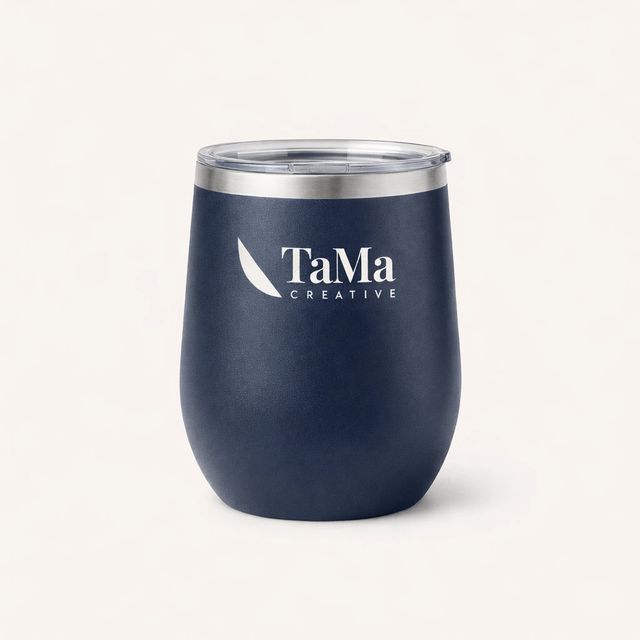 Copo térmico de vinho azul-marinho com tampa e a marca TaMa gravada.