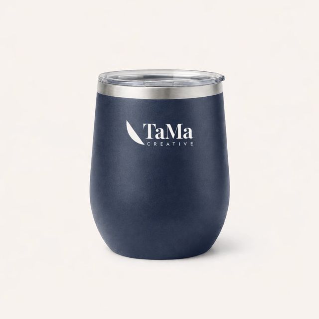 Copo térmico de vinho com tampa transparente, na cor azul-marinho, com a marca TaMa na frente.