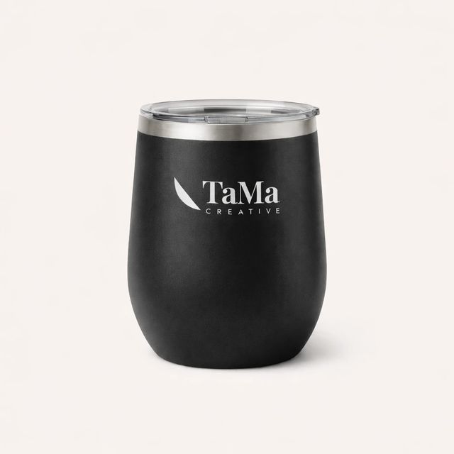 Copo térmico de vinho com tampa transparente, na cor preta, com a marca TaMa na frente.
