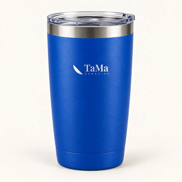Copo térmico azul royal com tampa e a marca TaMa.