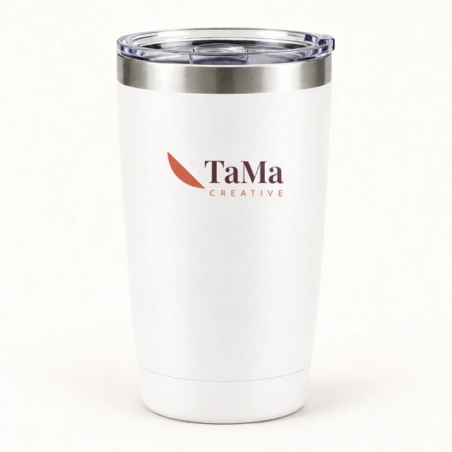 Copo térmico com tampa, na cor branca, com a marca TaMa na frente.