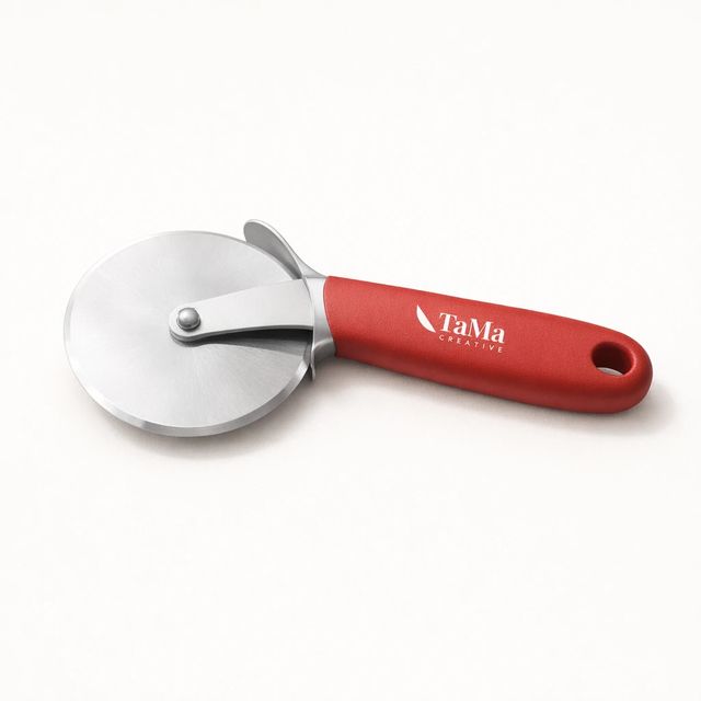 Cortador de pizza com cabo vermelho, com a marca TaMa em branco no cabo.