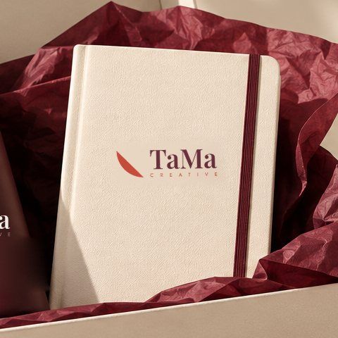 Caderno creme com a marca TaMa Creative.