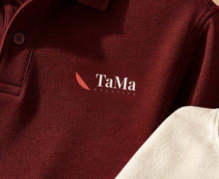 Marca TaMa Creative bordada em polo ameixa.