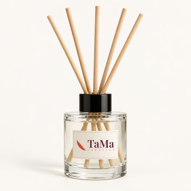 Difusor de aromas em vidro com varetas e rótulo TaMa.