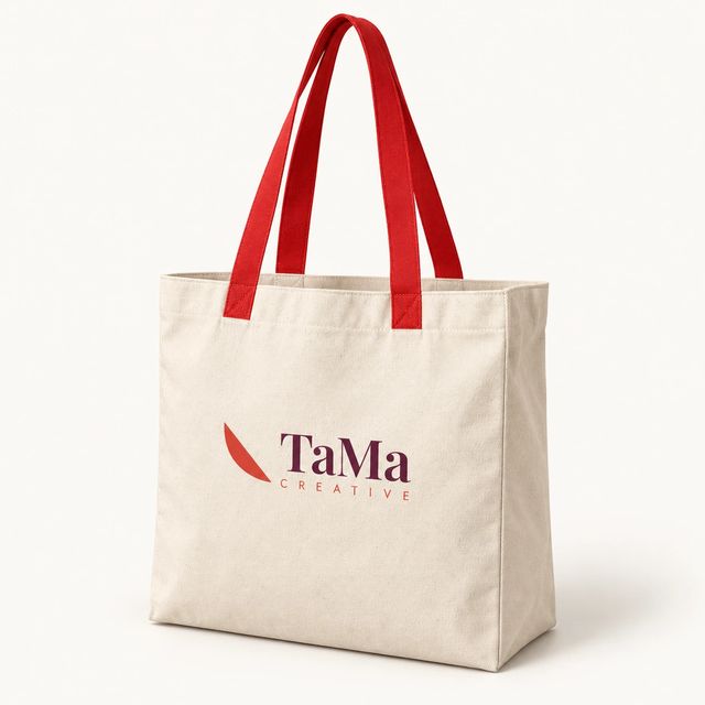 Ecobag de algodão cru com alças vermelhas e a marca TaMa estampada.