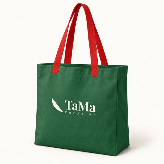Ecobag com alças vermelhas, na cor verde, com a marca TaMa na frente.