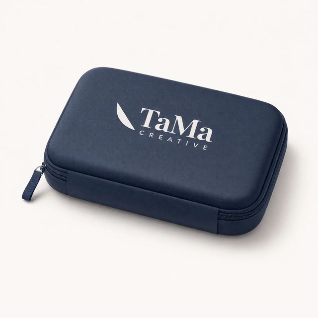 Estojo organizador de tecnologia azul-marinho com zíper e a marca TaMa em branco.