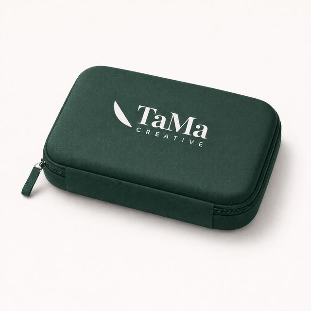 Estojo organizador de tecnologia verde-escuro com zíper e a marca TaMa em branco.