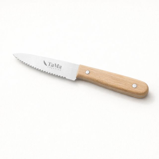 Faca pequena de lâmina serrilhada com cabo em tom natural, com a marca TaMa gravada na lâmina.