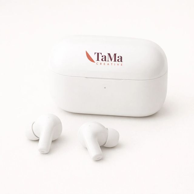 Fones de ouvido sem fio brancos com estojo e a marca TaMa na tampa.