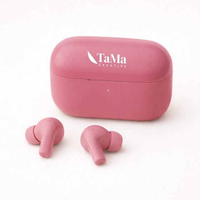 Fones de ouvido sem fio rosa com estojo e a marca TaMa na tampa.