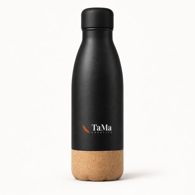 Garrafa térmica preta com faixa natural na base, com a marca TaMa em branco com a folha coral no corpo.