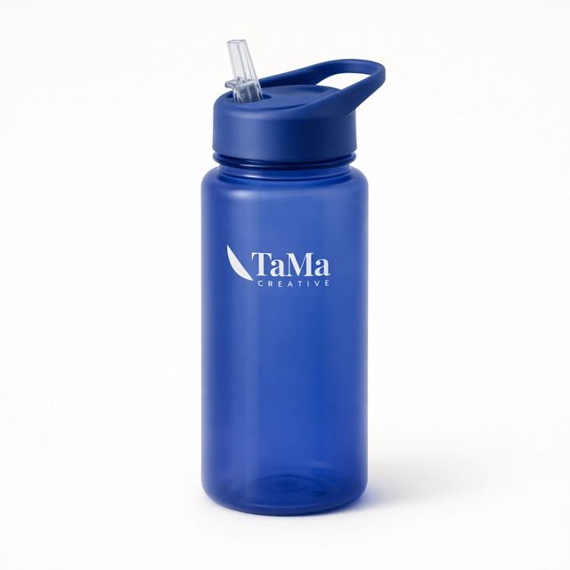 Garrafa esportiva azul royal com tampa de canudo e alça, com a marca TaMa em branco.