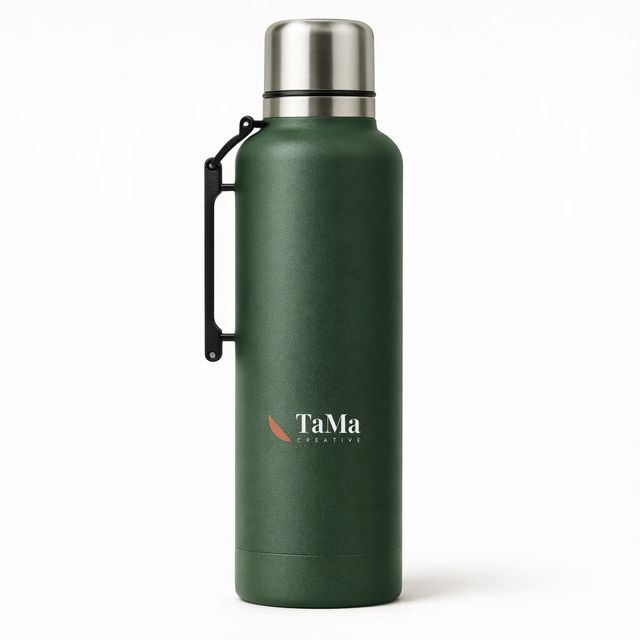 Garrafa térmica clássica grande verde com tampa-copo prateada e alça lateral preta, com a marca TaMa em branco com a folha coral no corpo.