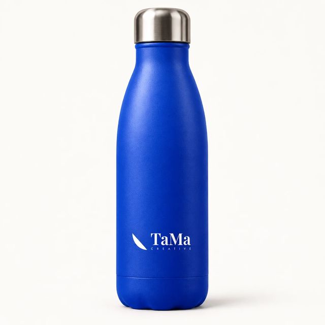 Garrafa térmica com tampa, na cor azul royal, com a marca TaMa no corpo.