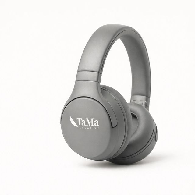 Headphone cinza com a marca TaMa em branco na concha.