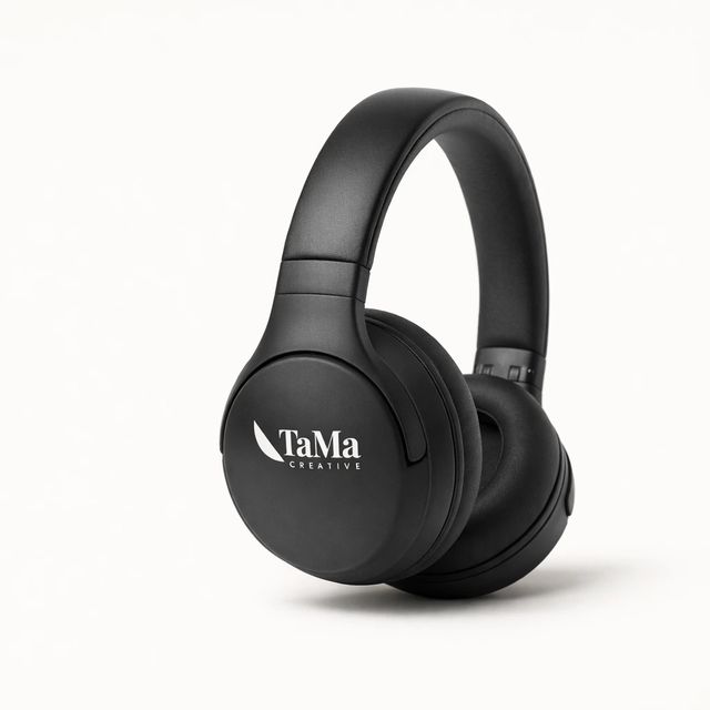 Headphone preto com a marca TaMa em branco na concha.