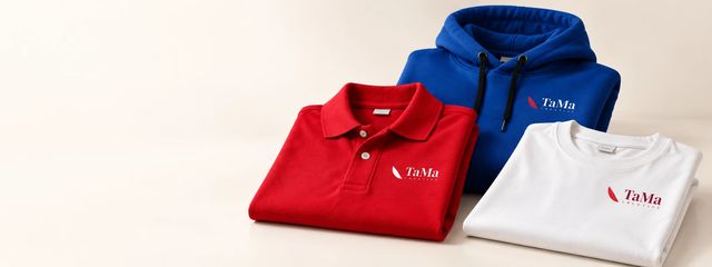 Polo vermelha, moletom azul royal e camiseta branca com a marca TaMa.