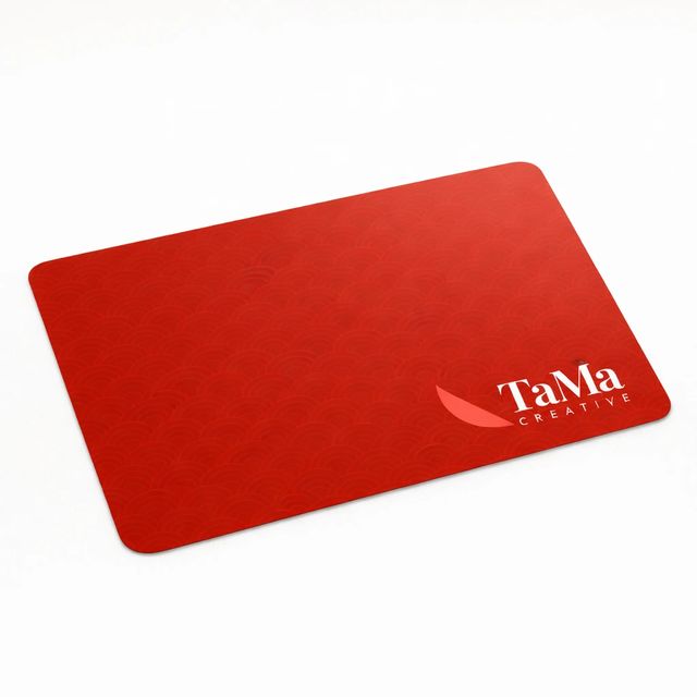 Jogo americano retangular vermelho impresso com a marca TaMa no canto.