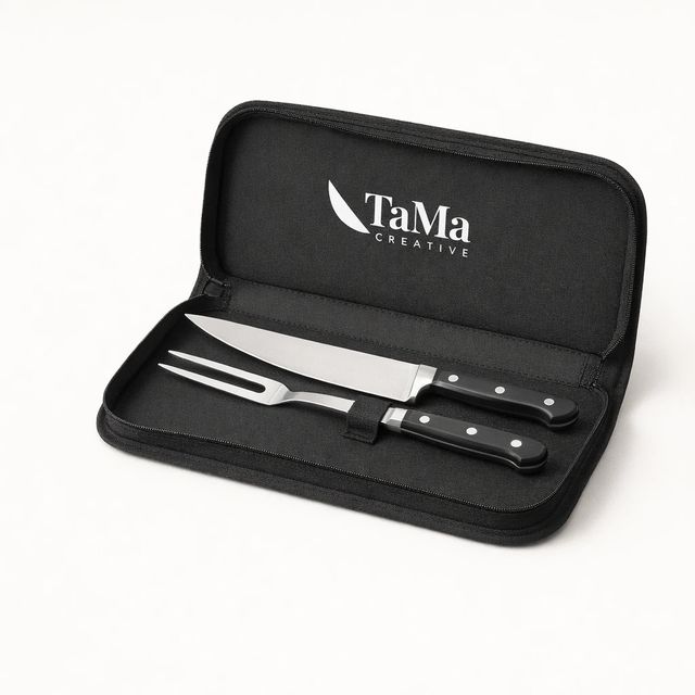 Kit churrasco com faca e garfo em estojo preto com zíper, aberto, com a marca TaMa em branco na tampa do estojo.