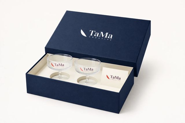 Kit Brinde: Duas taças coupe caneladas, caixa rígida com berço e cartão personalizado.