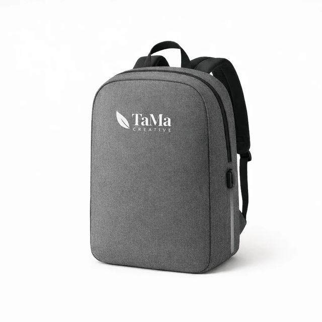 Mochila cinza mesclado de frente lisa, sem zíperes aparentes, com entrada USB na lateral e a marca TaMa em branco na frente.