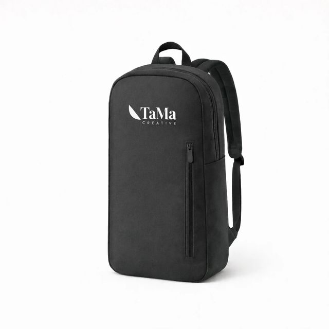 Mochila estreita preta de topo arredondado com bolso frontal de zíper vertical, com a marca TaMa em branco na parte de cima da frente.