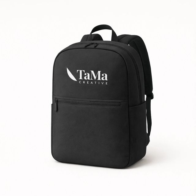 Mochila para notebook preta com bolso frontal com zíper, alças acolchoadas e a marca TaMa em branco na frente.