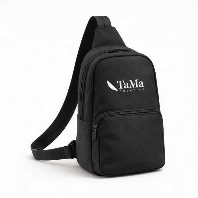 Mochila de ombro preta, compacta, com alça única transversal e a marca TaMa em branco na frente.