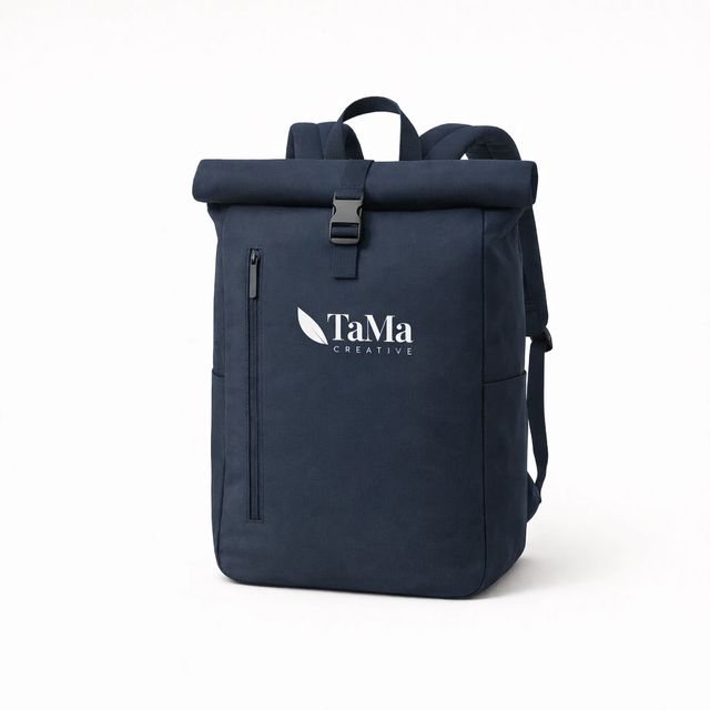 Mochila azul-marinho de topo enrolável preso por fivela, com zíper vertical na frente e a marca TaMa em branco no corpo.