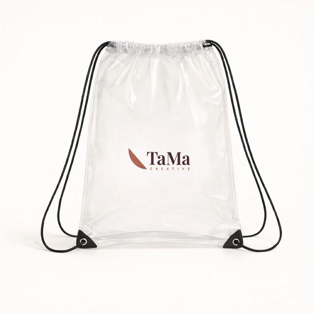 Mochila saco transparente com cordões pretos e cantos reforçados pretos, com a marca TaMa nas cores oficiais na frente.
