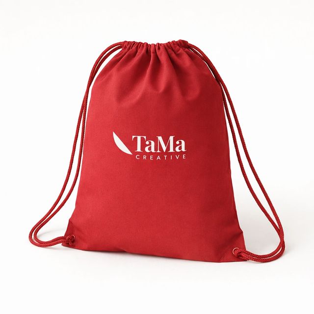 Mochila saco vermelha com alças de cordão e a marca TaMa em branco na frente.
