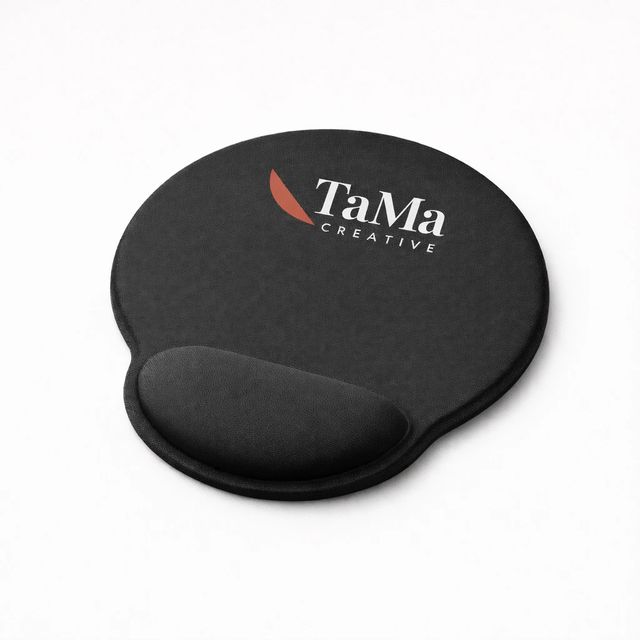 Mouse pad redondo preto com apoio de punho acolchoado, com a marca TaMa em branco, folha em vermelho.