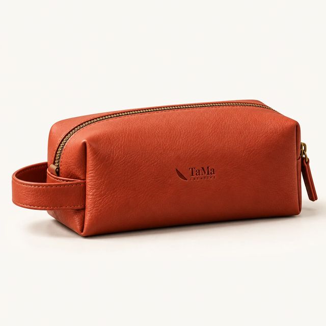 Nécessaire terracota com alça lateral e a marca TaMa em baixo-relevo.