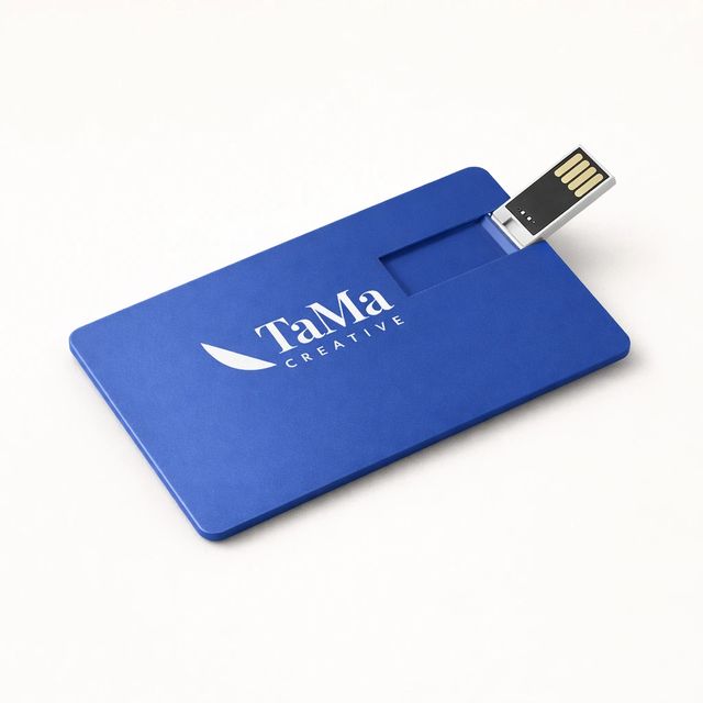 Pen drive em formato de cartão azul royal com a marca TaMa em branco.