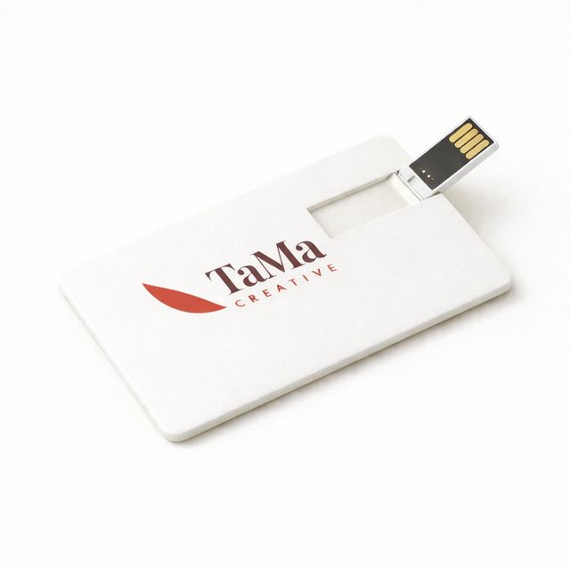 Pen drive em formato de cartão branco com a marca TaMa nas cores oficiais.