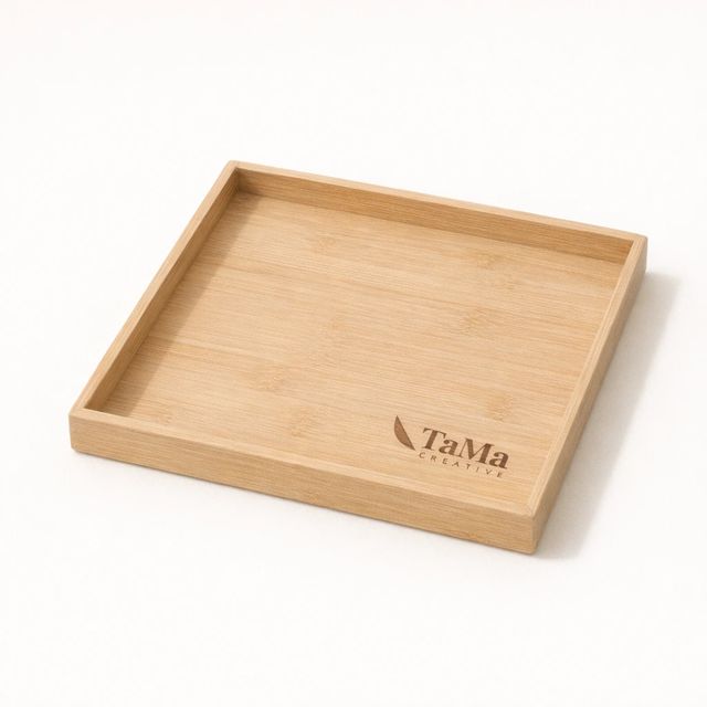 Petisqueira quadrada em tom natural, rasa e vazia, com a marca TaMa gravada no fundo.