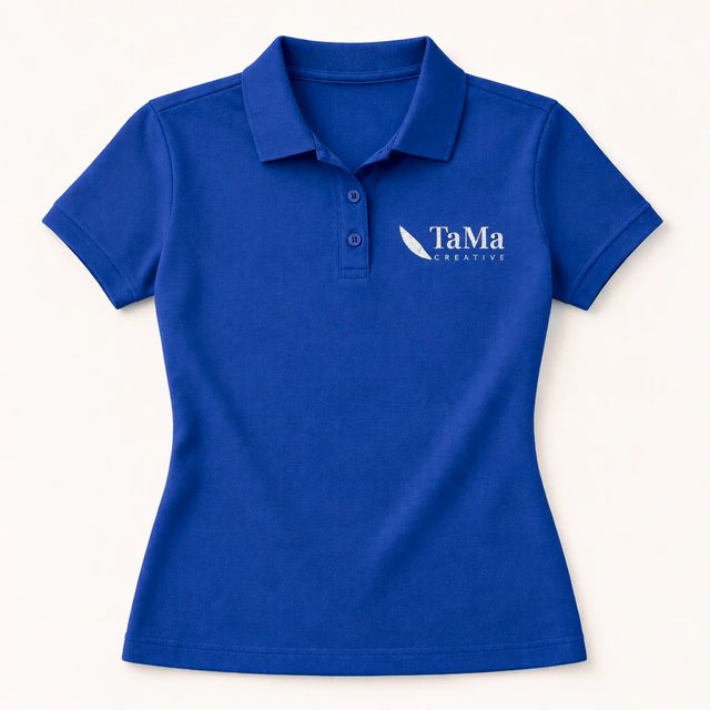 Camisa polo feminina, na cor azul royal, com a marca TaMa no peito.