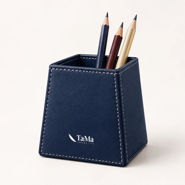 Porta-lápis quadrado em couro azul-marinho com a marca TaMa.