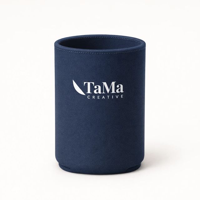 Porta-lata térmico azul-marinho, vazio, com a marca TaMa em branco na frente.