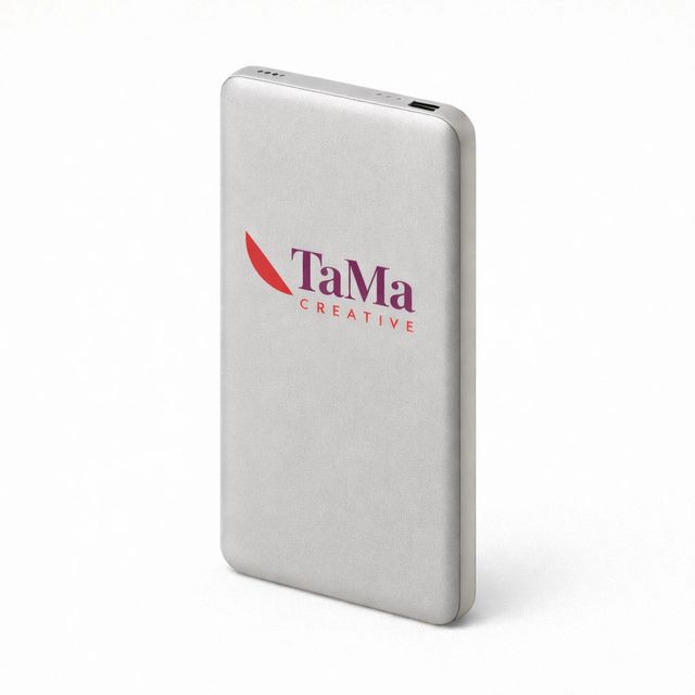 Power bank slim prata com a marca TaMa nas cores oficiais.